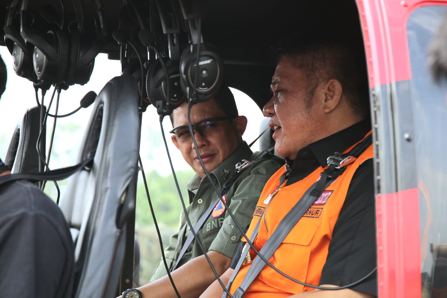 Kepala BNPB Letjen TNI Suharyanto (kemeja dan rompi hijau) beserta Herman Deru (rompi orange) selaku Gubernur Sumatera Selatan saat bersiap lakukan monitoring penanganan kebakaran hutan dan lahan menggunakan helikopter di wilayah Sumatera Selatan pada Selasa (12/9).